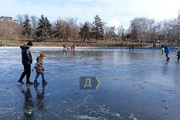 В парке Победы появился бесплатный каток В парке Победы появился бесплатный каток