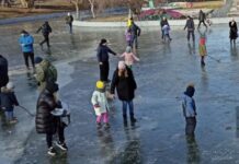 В парке Победы появился бесплатный каток