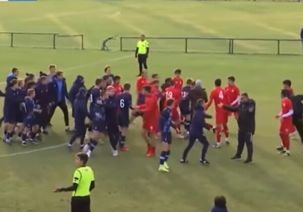 Во время матча игрок "Динамо" U-19 спровоцировал драку (видео) Во время матча игрок "Динамо" U-19 спровоцировал драку (видео)