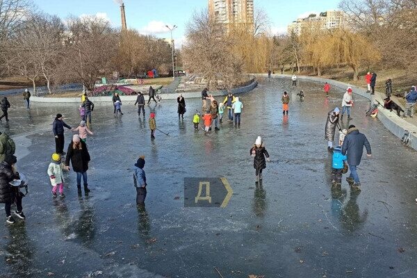 В парке Победы появился бесплатный каток В парке Победы появился бесплатный каток