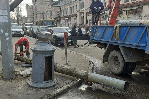 В центре Одессы коммунальщики спилили старинные столбы