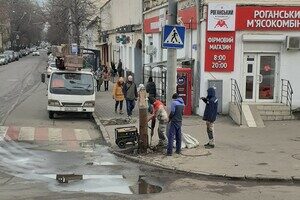 В центре Одессы коммунальщики спилили старинные столбы