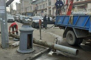 В центре Одессы коммунальщики спилили старинные столбы
