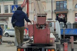 В центре Одессы коммунальщики спилили старинные столбы