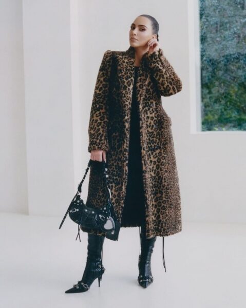 Ким Кардашьян позировала в облегающем наряде Balenciaga Ким Кардашьян позировала в облегающем наряде Balenciaga