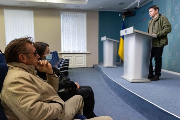 В Украину приехал Шон Пенн: он будет документировать российскую агрессию