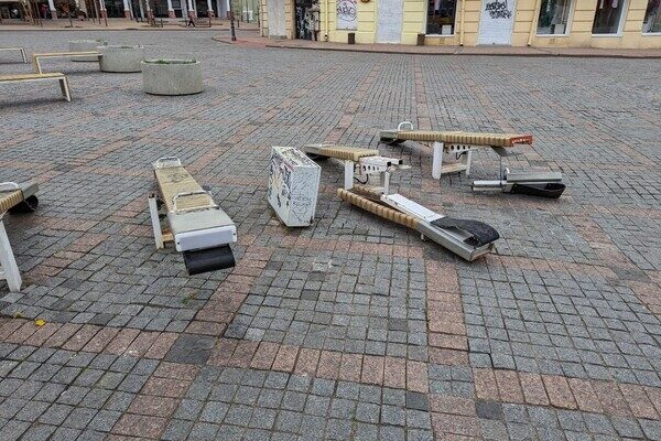 Многострадальные качели на Греческой продолжают разрушаться Многострадальные качели на Греческой продолжают разрушаться