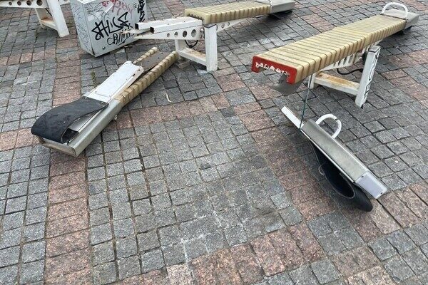 Многострадальные качели на Греческой продолжают разрушаться Многострадальные качели на Греческой продолжают разрушаться