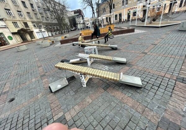 Многострадальные качели на Греческой продолжают разрушаться Многострадальные качели на Греческой продолжают разрушаться