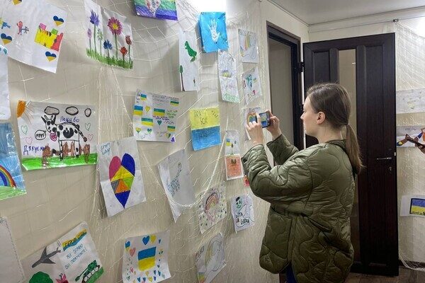 В Одессе открылась трогательная выставка детских рисунков в поддержку Украины В Одессе открылась трогательная выставка детских рисунков в поддержку Украины