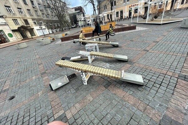 Многострадальные качели на Греческой продолжают разрушаться Многострадальные качели на Греческой продолжают разрушаться