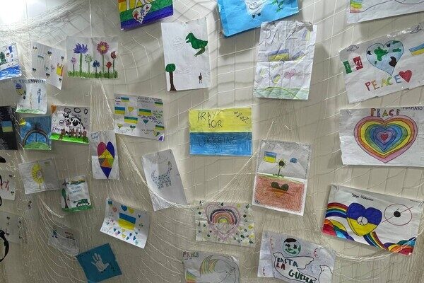В Одессе открылась трогательная выставка детских рисунков в поддержку Украины В Одессе открылась трогательная выставка детских рисунков в поддержку Украины