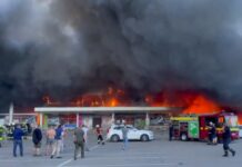 Ракетный удар в Кременчуге по ТРЦ: есть пострадавшие