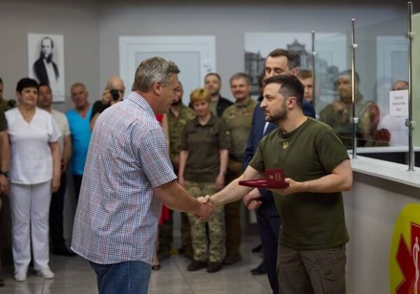 Президент Украины посетил больницу в Одессе и вручил награды медикам Президент Украины посетил больницу в Одессе и вручил награды медикам