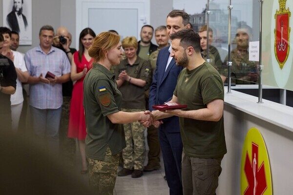 Президент Украины посетил больницу в Одессе и вручил награды медикам Президент Украины посетил больницу в Одессе и вручил награды медикам