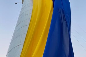 На Воронцовском маяке в Одессе развернули огромный флаг Украины На Воронцовском маяке в Одессе развернули огромный флаг Украины
