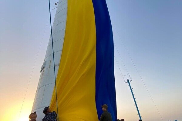 На Воронцовском маяке в Одессе развернули огромный флаг Украины На Воронцовском маяке в Одессе развернули огромный флаг Украины