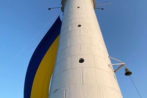 На Воронцовском маяке в Одессе развернули огромный флаг Украины На Воронцовском маяке в Одессе развернули огромный флаг Украины