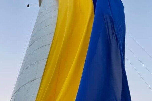 На Воронцовском маяке в Одессе развернули огромный флаг Украины На Воронцовском маяке в Одессе развернули огромный флаг Украины