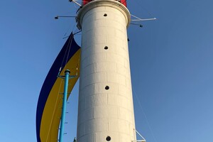 На Воронцовском маяке в Одессе развернули огромный флаг Украины На Воронцовском маяке в Одессе развернули огромный флаг Украины