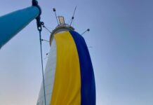 На Воронцовском маяке в Одессе развернули огромный флаг Украины