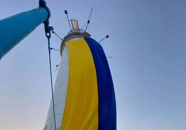 На Воронцовском маяке в Одессе развернули огромный флаг Украины На Воронцовском маяке в Одессе развернули огромный флаг Украины