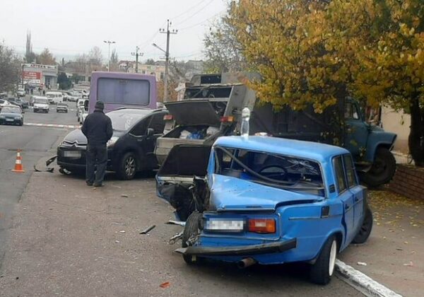 Под Одессой произошло ДТП с участием шести автомобилей: пострадали два человека, в том числе прохожая Под Одессой произошло ДТП с участием шести автомобилей: пострадали два человека, в том числе прохожая