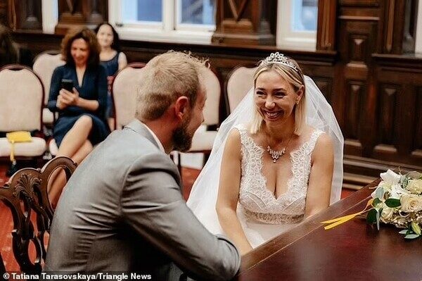 Одесситка-беженка вышла замуж за британца после знакомства в соцсети Одесситка-беженка вышла замуж за британца после знакомства в соцсети
