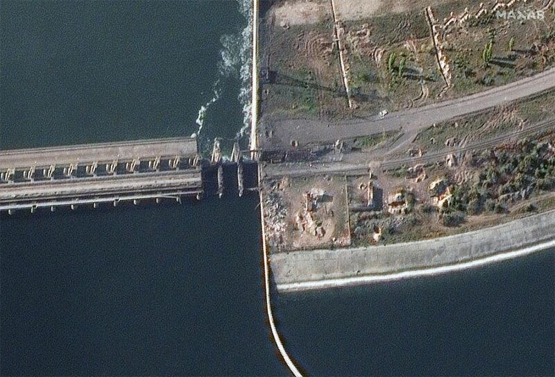Окупанти підірвали частину греблі Каховської ГЕС, йде витік води