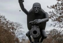Вандали пошкодили усміхненого путіна у Празі