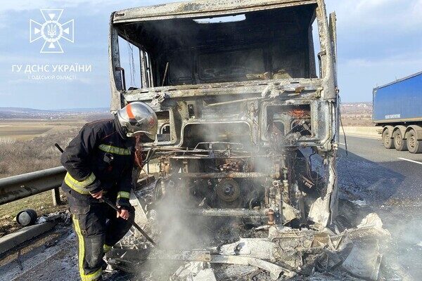 На трассе Одесса – Киев загорелась фура: подробности происшествия На трассе Одесса – Киев загорелась фура: подробности происшествия
