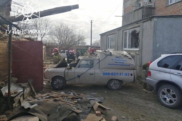 В Одесской области взорвался автомобиль: в домах повылетали стекла В Одесской области взорвался автомобиль: в домах повылетали стекла
