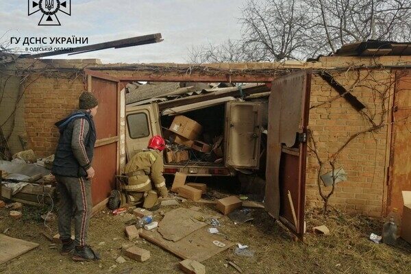В Одесской области взорвался автомобиль: в домах повылетали стекла В Одесской области взорвался автомобиль: в домах повылетали стекла