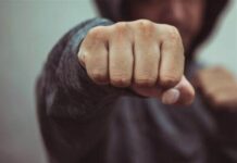 Подросткам, которые жестоко избили троих людей в Одессе, объявили подозрение