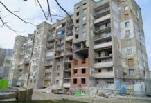Глава Одесской ОВА недоволен ремонтом пострадавшей от обстрела многоэтажки в Сергеевке: причина