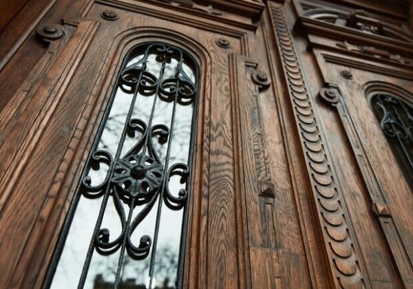 Одесситы сами восстановили старинную дверь в доме Фельдмана Одесситы сами восстановили старинную дверь в доме Фельдмана