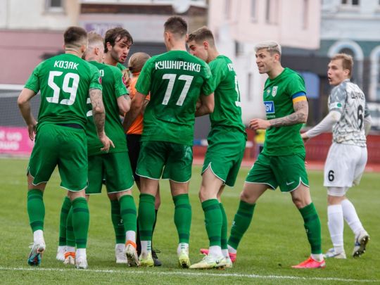 Пхнув жінку-арбітра у спину: відео підлого вчинку з чемпіонату України