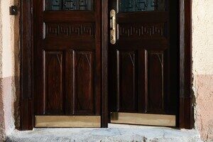 В Одессе отреставрировали еще одну историческую дверь В Одессе отреставрировали еще одну историческую дверь