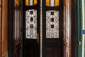 В Одессе отреставрировали еще одну историческую дверь В Одессе отреставрировали еще одну историческую дверь