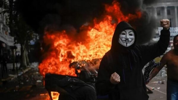 Буэнос-Айрес сотрясают массовые протесты против реформ президента Хавьера Милея Буэнос-Айрес сотрясают массовые протесты против реформ президента Хавьера Милея