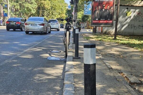 В Одессе впервые в Украине установили антипарковые столбики, которые сделали из пластика В Одессе впервые в Украине установили антипарковые столбики, которые сделали из пластика