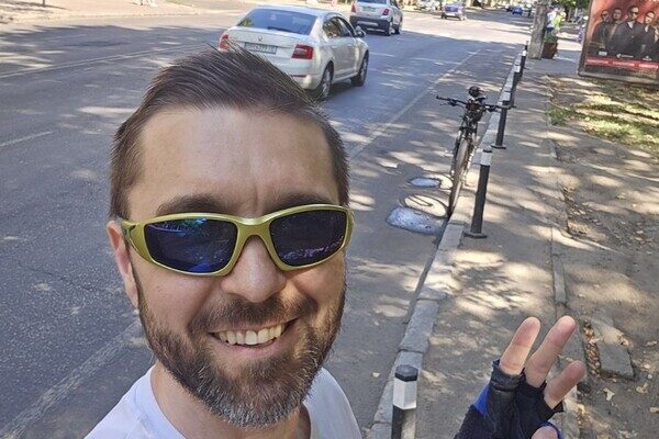 В Одессе впервые в Украине установили антипарковые столбики, которые сделали из пластика В Одессе впервые в Украине установили антипарковые столбики, которые сделали из пластика