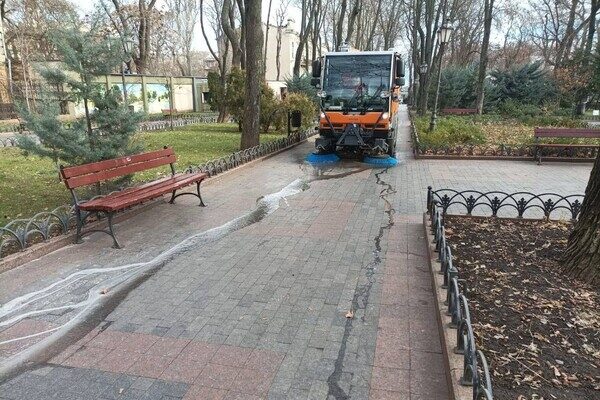В Одессе запятнали белой краской плитку в Городском саду В Одессе запятнали белой краской плитку в Городском саду