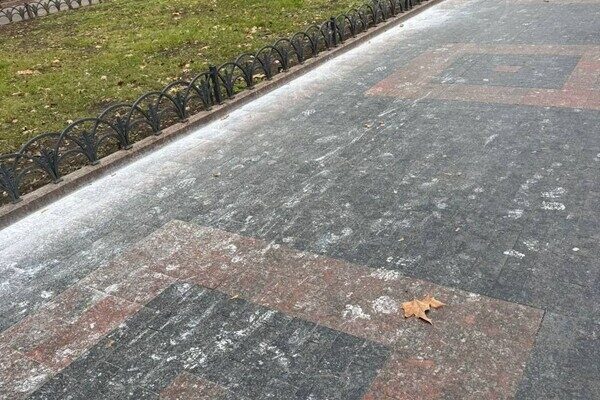 В Одессе запятнали белой краской плитку в Городском саду В Одессе запятнали белой краской плитку в Городском саду