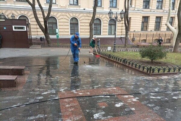 В Одессе запятнали белой краской плитку в Городском саду В Одессе запятнали белой краской плитку в Городском саду