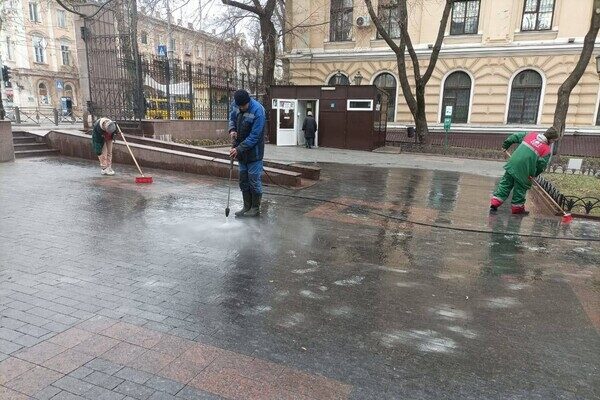 В Одессе запятнали белой краской плитку в Городском саду В Одессе запятнали белой краской плитку в Городском саду
