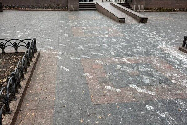 В Одессе запятнали белой краской плитку в Городском саду В Одессе запятнали белой краской плитку в Городском саду