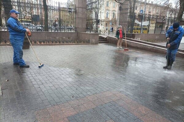 В Одессе запятнали белой краской плитку в Городском саду В Одессе запятнали белой краской плитку в Городском саду
