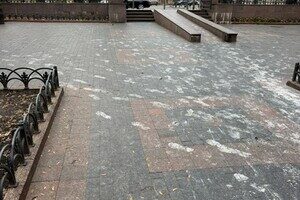 В Одессе запятнали белой краской плитку в Городском саду В Одессе запятнали белой краской плитку в Городском саду