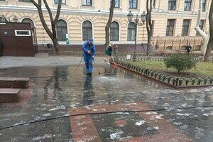 В Одессе запятнали белой краской плитку в Городском саду В Одессе запятнали белой краской плитку в Городском саду